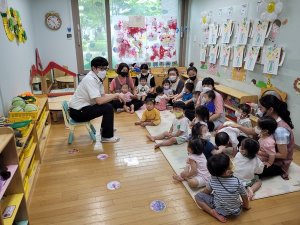 대전동부경찰서는 지역 내 어린이집을 찾아 어린이 교통안전 교육을 실시했다. (사진제공=대전경찰청)