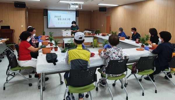 대전 중구는 23일 대흥동 치매안심센터에서 치매환자와 경도인지장애 가족을 위한 ‘2022년 힐링프로그램’ 사업을 재개했다.