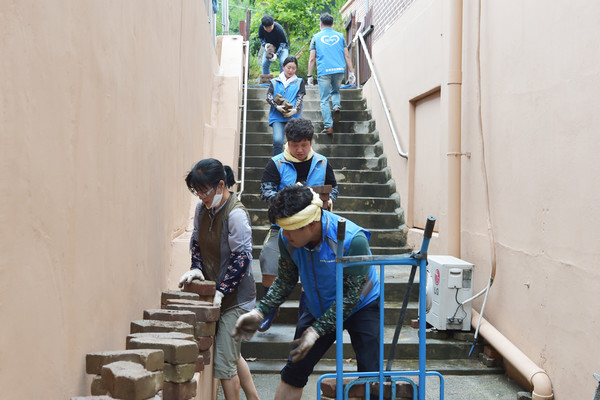 한국가스기술공사 임직원들이 사랑의 집 요양원에서 사회공헌 활동을 하고 있다.(사진=한국가스기술공사)