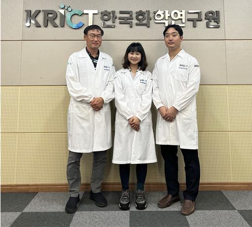 왼쪽부터 한국화학연구원 박영일 박사, 정지은 박사, 김진철 박사
