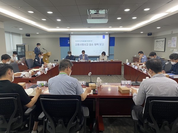 충남자치경찰위원회는 29일 도청 소회의실에서 도, 도 경찰청, 도 교육청, 대전지방국토관리청, 논산·예산국토관리사무소, 도로교통공단, 한국교통안전공단, 교통연수원과 교통사망사고 감소를 위한 2차 대책 협의회를 개최했다고 밝혔다.