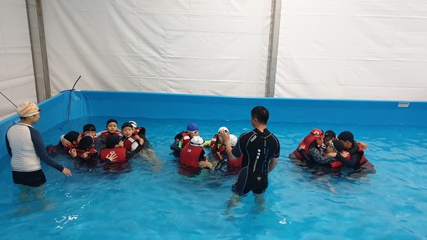 충남교육청은 이동형 수영장을 활용한 생존수영 실기교육을 실시한다고 30일 밝혔다.