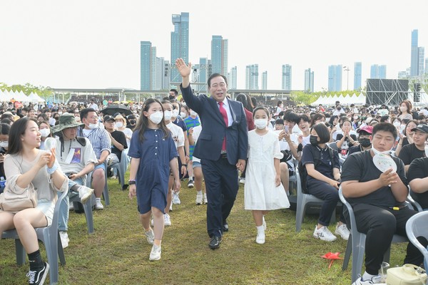 최민호 시장이 1일 세종중앙공원 도시축제마당에서 열린 취임식에서 2012년 출범둥이들과 취임식에 입장하고 있다. 최시장과 손잡고 있는 어린이가 정세화(흰옷) 어린이.