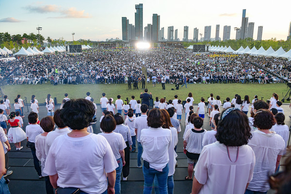 지난 1일 열린 세종시 출범 10주년 기념식에 많은 관람객이 모여 세종시 탄생 기념일을 자축했다.