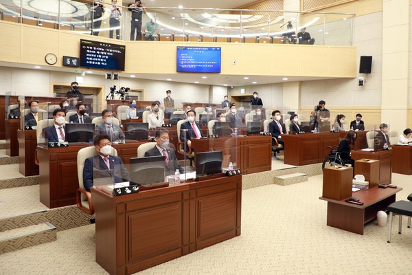 세종시의회는 의원 임기시작 첫날인 지난 1일 제76회 임시회 1차본회의에서 의장 및 양 부의장 선거를 실시했다.