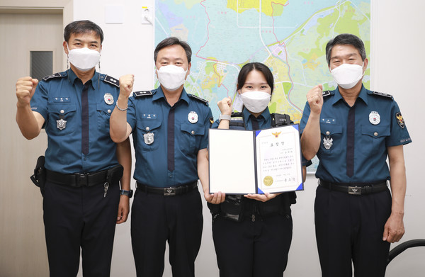 대전경찰청은 유성경찰서 신성지구대를 방문해 양해화 순경을 격려하고 포상했다. (사진제공=대전경찰청)