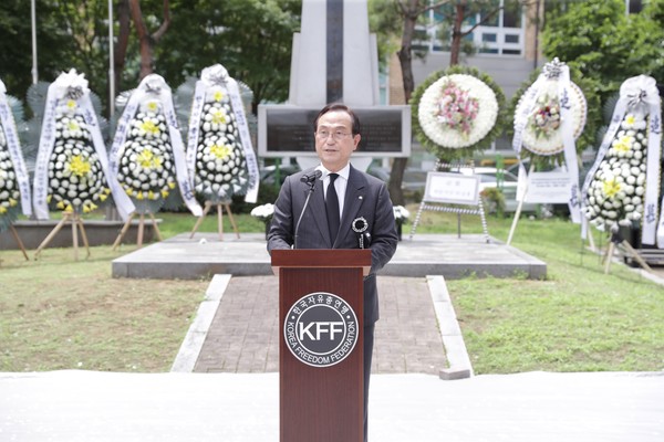 한국전쟁 당시 천안에서 산화한 전몰미군용사들의 넋을 기리는 추모식 8일 오전 11시 천안시 동남구 삼용동 마틴공원에서 열려 박상돈 천안시장이 추모사를 낭독하고 있다. (사진제공=천안시)