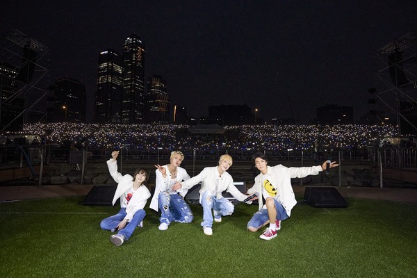 그룹 위너가 지난 10일 서울 여의도 한강공원 물빛무대에서 게릴라 공연을 열었다. YG엔터테인먼트 제공.