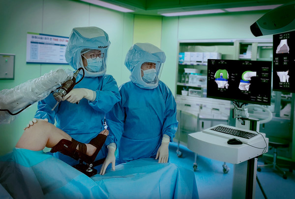실제 대전우리병원에서 로봇관절수술을 집도하는 모습. (사진제공=대전우리병원)