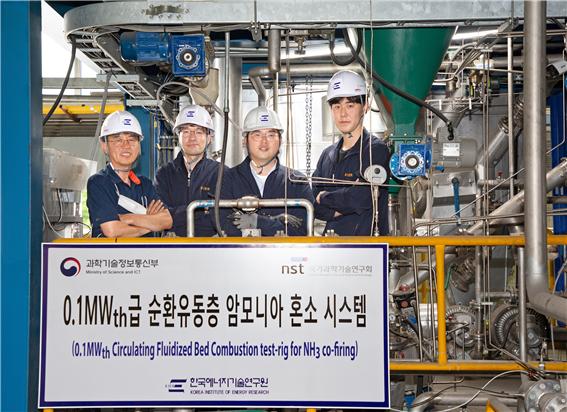 순환유동층 연소에서 암모니아 혼소 운전기술을 국내 최초로 확보한 KIER (왼쪽부터)조성호 박사, 박성진 기술원, 문태영 박사, 김성주 박사(사진=한국에너지기술연구원)