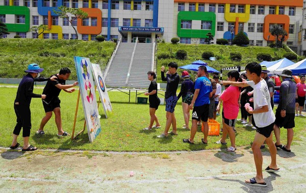공주정명학교 학생들이 물놀이 행사를 하고 있다.[사진=공주교육지원청]