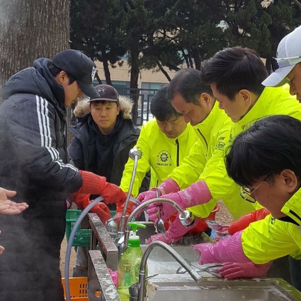 가수 김현중(맨 왼쪽) 봉사 모습 (사진 제공=사단법인 어울림)