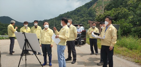 남성현 산림청장에게 피해현황을 부여군 이성복 산림녹지과장이 설명하고 있다.