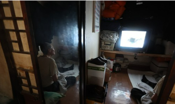 한 노인이 방에 홀로 앉아있다. 사진은 기사 내용과 무관. (사진=연합뉴스)