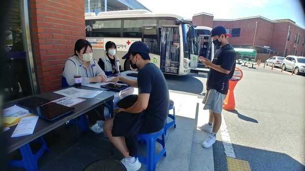 대전과학기술대학교가 지난 8일 대학 동방관 주차장에서 ‘사랑의 헌혈’ 행사를 실시, 코로나 재유행에 대한 우려와 혈액 수급에 많은 어려움이 예상되는 상황에서 혈액 부족 상황을 극복하고자 대학 구성원들과 지역 주민이 함께 지역사회의 어려운 이웃과 함께 고통을 나누는 취지에서 이번 행사에 참여했다.