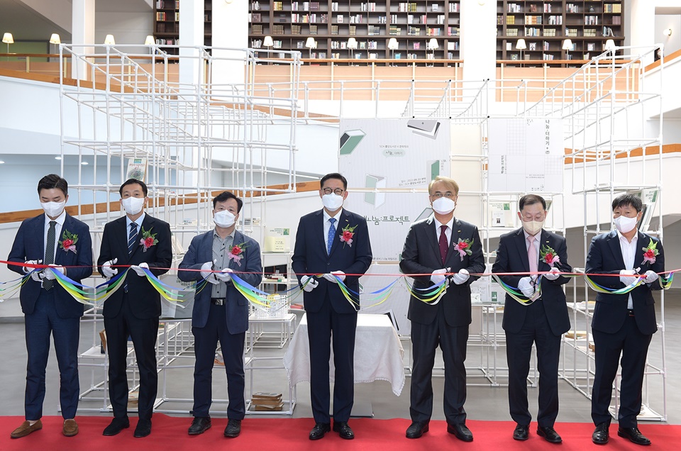 김승우 총장(중앙)이 참석자들과 ‘제22회 순천향 건축전’ 나눔프로젝트 전시회에서 테이프 컷팅을 하고 있다.