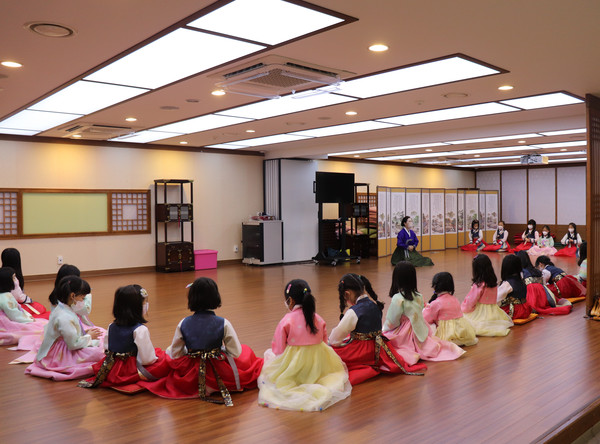 대전갈마초 학생 74명과 대전죽동초 학생 185명이 지난 6일 한국효문화진흥원을 방문해 효문화 전시체험 및 전통예절 교육프로그램을 체험했다.