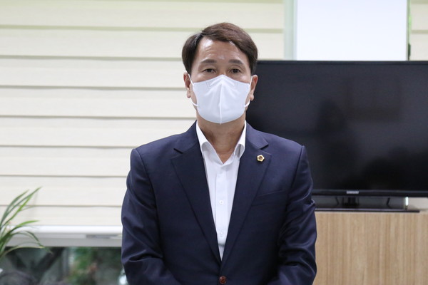 7일 이상래 의장이 대전시의회 기자실에 방문해 제주도 연찬회 취소 방침을 밝혔다. 