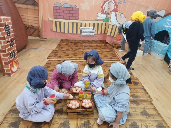 [포토] 공주신관유치원, 찜질방 체험 놀이 큰 인기