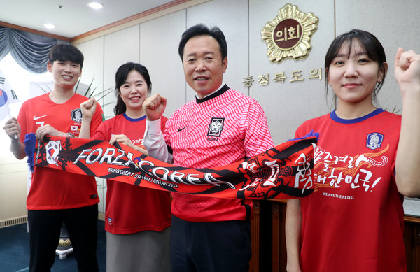 충북도의회 황영호 의장이 지난 23일 붉은악마 응원 티셔츠를 입고 2022년 카타르 월드컵 우루과이전을 앞두고 있는 대한민국 대표팀의 승리를 기원하며 파이팅을 외치고 있다.