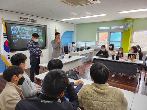 실시간 교류수업에서 박종용대전둔산초등학교 교장이 인삿말을 하고 있다.