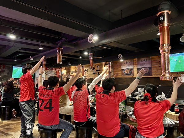 24일 서구 가수원동의 한 식당에서 붉은악마들이 1승을 기원하는 모습. (사진=윤근호 기자)