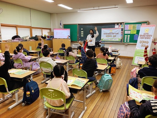 학생들에게 반려동물에 관한 인성교육을 실시하는 모습