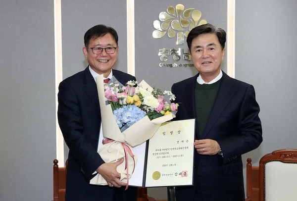 김태흠 충남도지사는 30일 도청에서 정재근 전 행정안전부 차관을 초대 한국유교문화진흥원장으로 임명했다.