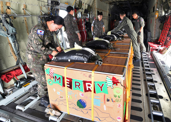 4일 미 괌 앤더슨 공군기지에서 ‘크리스마스 공수 작전’에 참가한 공군 제15특수임무비행단 소속 작전요원들이 마이크로네시아 지역 섬 주민들에게 공수할 생필품이 담긴 화물을 C-130 수송기에 결박하고 있다. 크리스마스 공수 작전은 미 공군이 실시하는 가장 오래된 인도적 지원 작전으로, 올해 훈련에는 총 5개국(한국·미국·일본·호주·뉴질랜드)이 참가했다. 대한민국 공군은 지난해부터 훈련에 함께해 왔다.