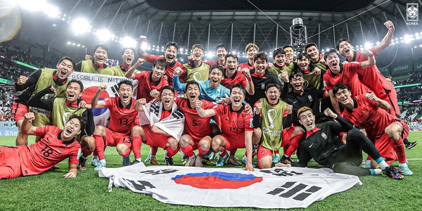 대한민국 축구 국가대표팀이 6일 오전 4시 2022 카타르월드컵 브라질과의 16강전을 펼친다. 지난 3일 포르투갈과의 조별리그 3차전 승리 후 기뻐하는 선수들 모습. 대한축구협회 제공. 