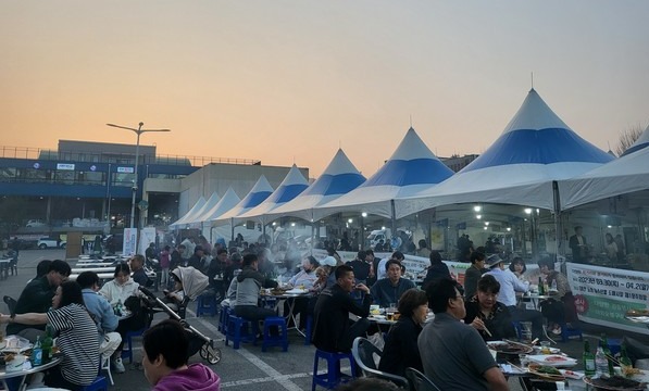 31일 ‘2023 한우숯붗구이 축제’ 행사장 야외 테이블에서 시민들이 음식을 먹고 있다. 