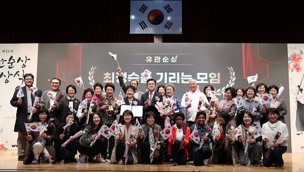유관순상위원회는 11일 대한민국 임시정부 수립일을 맞아 천안 독립기념관 컨벤션홀에서 ‘제22회 유관순상 시상식’을 개최했다고 밝혔다.