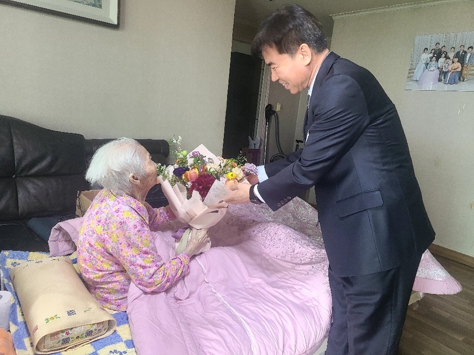 조일교 부시장, 장수 어르신 방문 축하 선물 전달