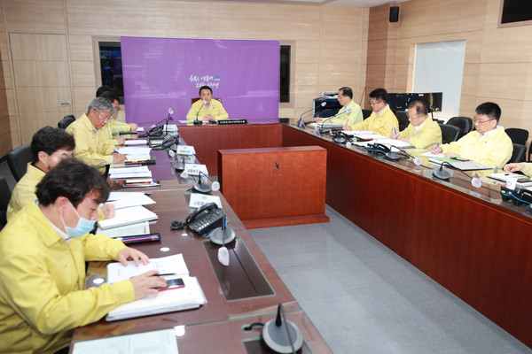 김영환 충북도지사는 지난 17일 구제역 확산 방지를 위해 재난안전본부 대책회의를 진행했다.(사진=충북도)