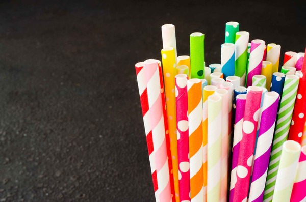 환경 보호의 일환으로 도입된 종이 빨대가 오히려 환경에 더 악영향을 줄 수 있다는 지적이 제기됐다.(이미지제공=클립아트코리아)