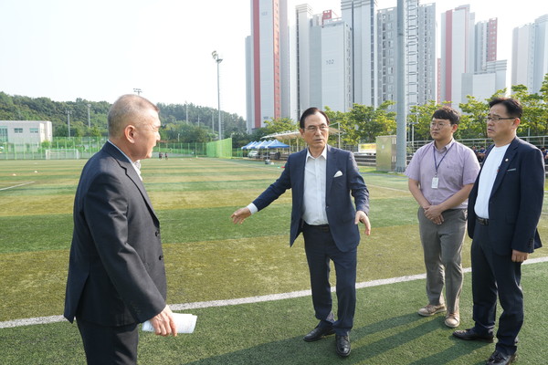 1일 박상돈 천안시장이 전국노인체육대회 개최를 앞두고 생활체육공원을 점검하고 있다. (사진제공=천안시)