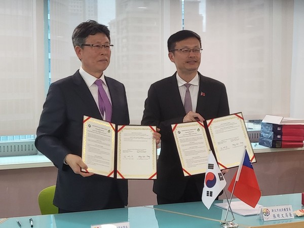 임전수 교육정책국장(좌측)과 장 밍웬 교육국장(우측)이 업무협약을 체결하고 기념촬영을 하고 있다.