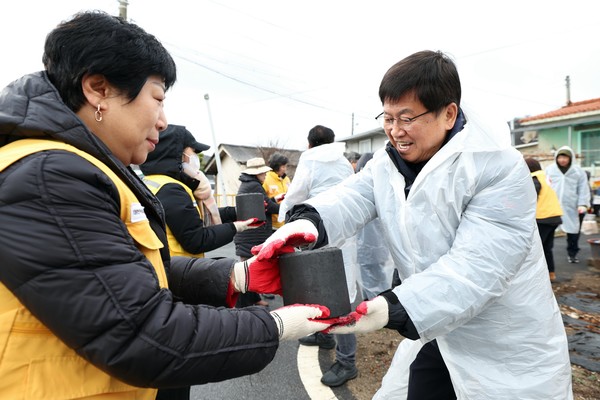 휴일인 지난 16일 취약계층 연탄나눔 봉사활에 참여한 최교진 교육감이 연탄을 배달하고 있다