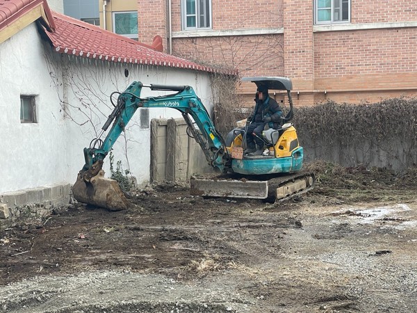 18일 대전은 최저기온 –10도로 매서운 추위가 들이닥친 가운데 대전 동구 한 철거 현장에서 작업하는 야외 근로자의 모습 (사진=손지유 기자)