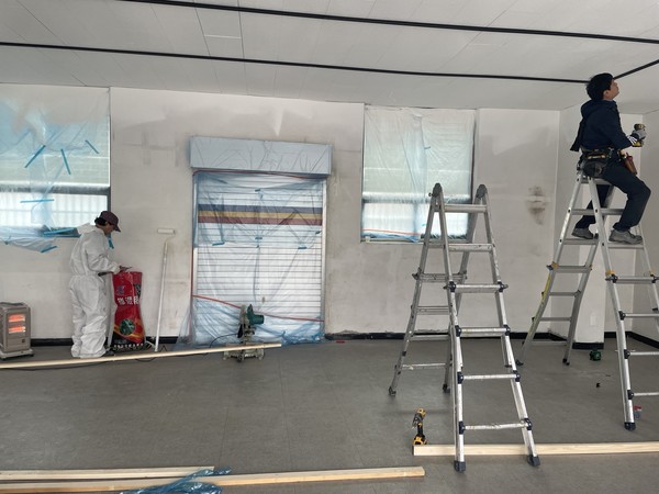 18일 대전 동구 한 철거 현장 내부에서 작업하는 근로자가 추위로 인해 팬히터를 사용하는 모습 (사진=손지유 기자)