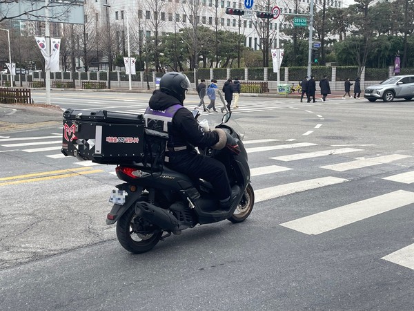 19일 대전 서구 한 도로에서 패딩과 방한용품으로 무장한 오토바이 배달 종사자의 모습. (사진=손지유 기자)