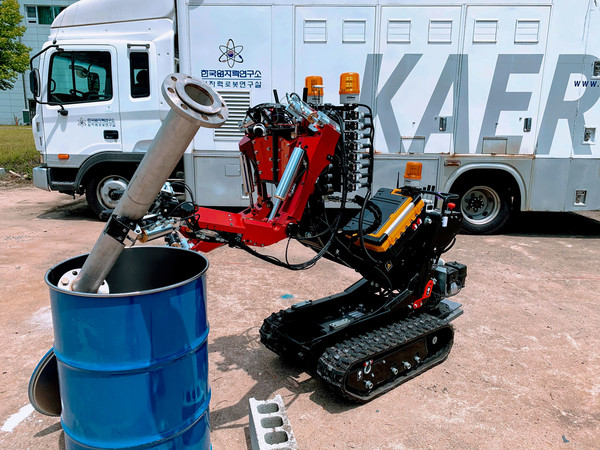 한국원자력연구원이 자체 개발한 고하중 양팔 로봇 암스트롱은 고하중의 물건도 섬세하게 다룰 수 있다. (사진=원자력연)