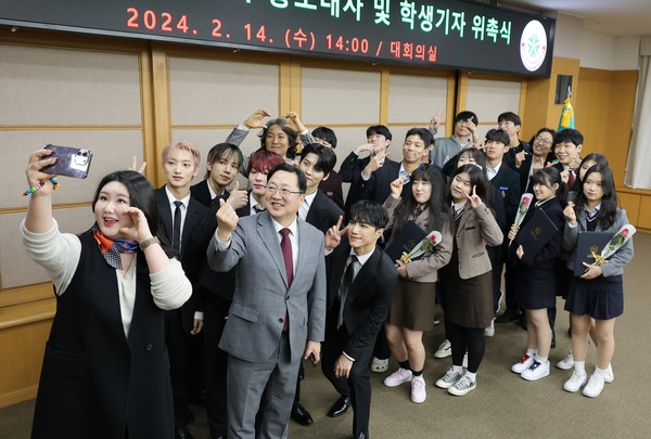 대전시는 시정 홍보를 위한 홍보대사와 학생기자 22명을 새롭게 위촉했다.(사진제공 대전시)