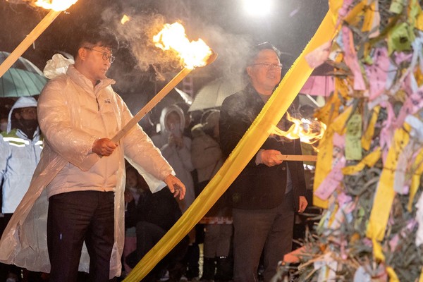 최충규 대덕구청장(왼쪽)과 이장우 대전시장이 주민들의 소원이 이뤄지기를 기원하며 달집에 불을 붙이고 있다. (사진=대전 대덕구)