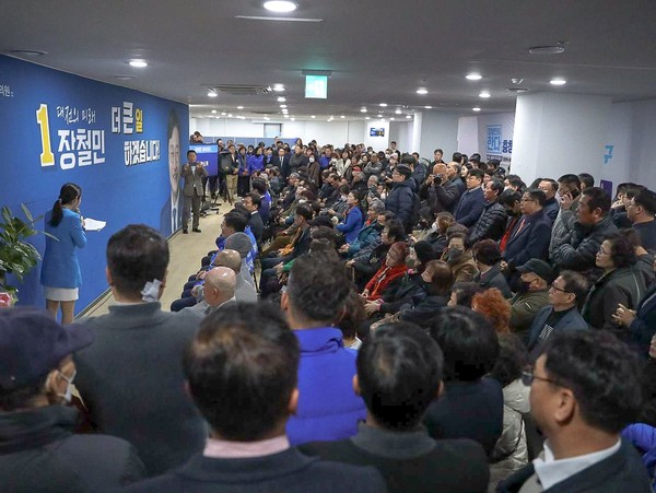 9일 열린 더불어민주당 장철민 대전 동구 후보 선거사무소 개소식에 인파가 몰려 있다. (사진=파란캠프) 