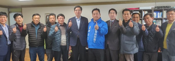 더불어민주당 당진시 어기구 총선후보와 송노섭 후보가 원팀으로 선거전을 치루기로 합의했다. [사진=공동취재]