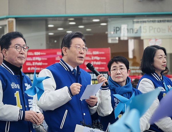 더불어민주당 이재명 대표(왼쪽에서 두 번째)가 대전 중구 으능정이 거리 일원에서 발언하고 있다. (사진=이연지 기자)