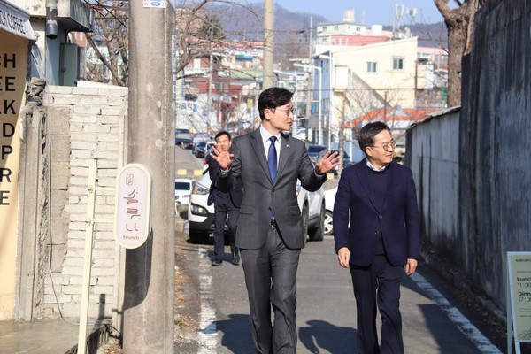 더불어민주당 장철민 대전 동구 후보(왼쪽)와 김동연 경기도지사가 대화를 나누고 있다.