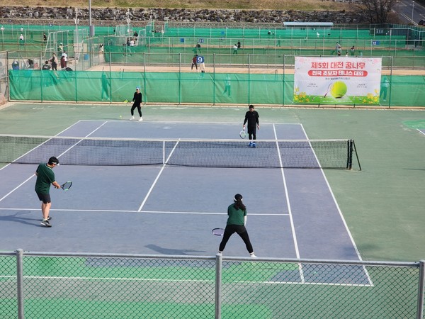 올해 5번째를 맞이한 대전 꿈나무 전국 초보자 테니스 대회가 16일부터 17일까지 대전 일원에서 펼쳐졌다. (사진제공=대전시 유성구 테니스협회)