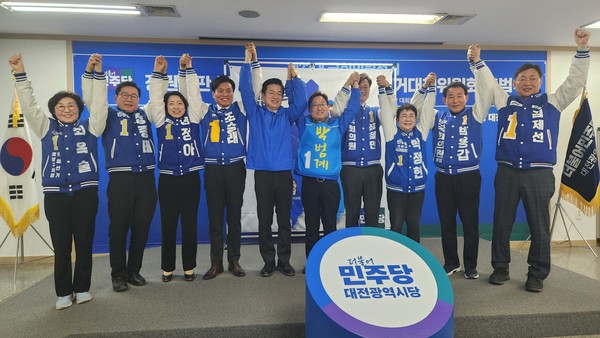 더불어민주당 대전시당이 19일 선거대책위원회를 본격 출범한 가운데 총선 후보들이 승리 의지를 다지고 있다.
